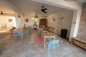Lazy Parrot Inn