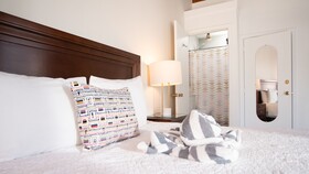 Lazy Parrot Inn