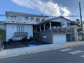 Lazy Parrot Inn