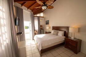 Lazy Parrot Inn