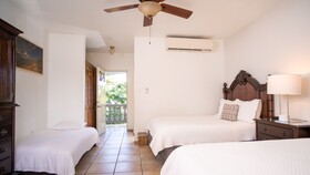 Lazy Parrot Inn