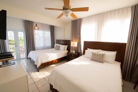 Lazy Parrot Inn