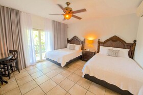 Lazy Parrot Inn