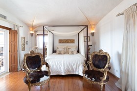 Rosa Estates The Farmhouse & Stables