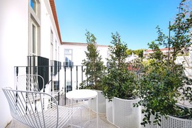 Moura Suites Hotel