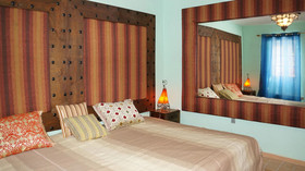 Inn Seventies Cheap & Chic