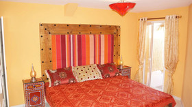 Inn Seventies Cheap & Chic