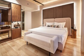 The Log Porto Hotel