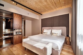 The Log Porto Hotel