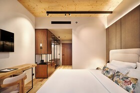 The Log Porto Hotel