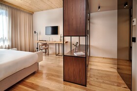 The Log Porto Hotel