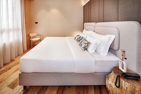 The Log Porto Hotel