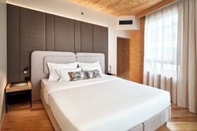 The Log Porto Hotel