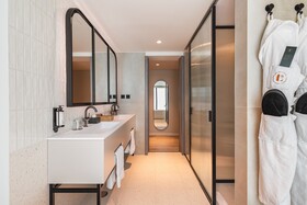 Luster Hotel