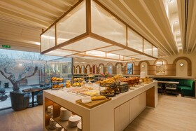 Luster Hotel