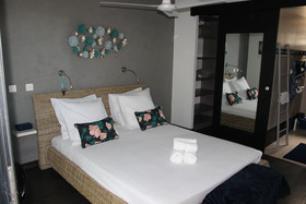 Suite Indigo Jacuzzi Prive Piscine Vue Mer acces cuisine laverie