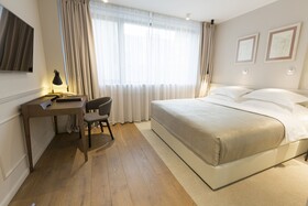 Envoy Hotel