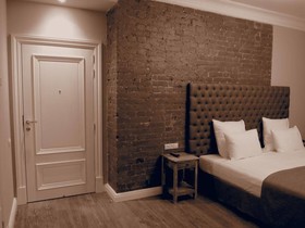 Metropolis Hotel