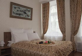 Mini Hotel Near Theater