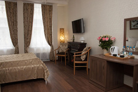 Mini Hotel Near Theater