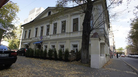 Sleepy Tom Hotel