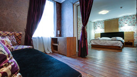 Sleepy Tom Hotel