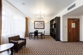 Raymond Hotel