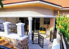 Ally Ngali Motel
