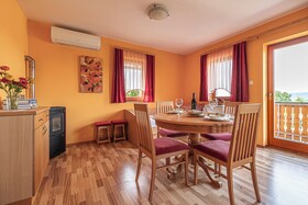 Vineyard Cottage Pod Piramido
