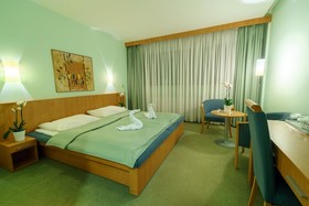 Hotel Seasons