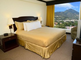 Plaza Hotel & Suites