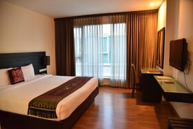 Boss Suites Nana Hotel