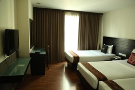 Boss Suites Nana Hotel