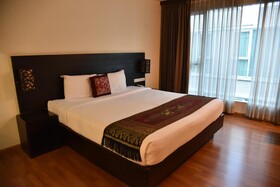 Boss Suites Nana Hotel