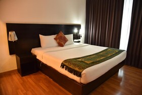 Boss Suites Nana Hotel