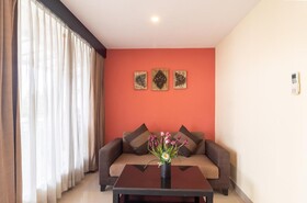 Boss Suites Nana Hotel