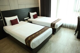 Boss Suites Nana Hotel