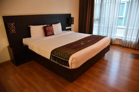 Boss Suites Nana Hotel