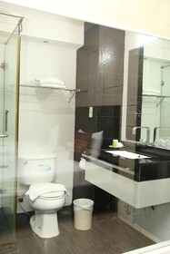 Boss Suites Nana Hotel