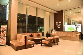 Boss Suites Nana Hotel