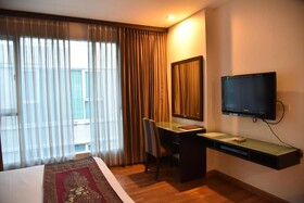 Boss Suites Nana Hotel