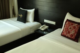 Boss Suites Nana Hotel