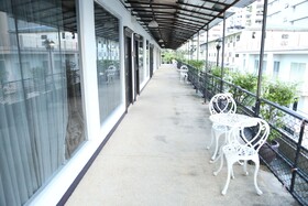 Boss Suites Nana Hotel