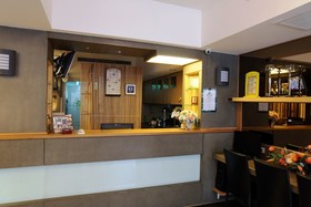 Cozy @ 9 Hotel & Kitchen