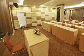 Leenova Hotel