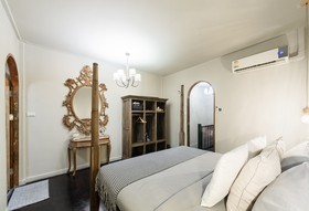 Lion's Den Hotel