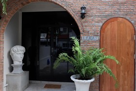 Lion's Den Hotel
