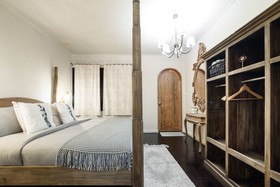 Lion's Den Hotel