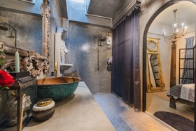 Lion's Den Hotel