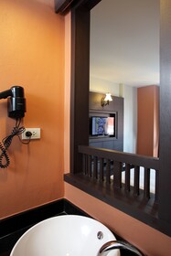 Rambuttri Village Inn & Plaza